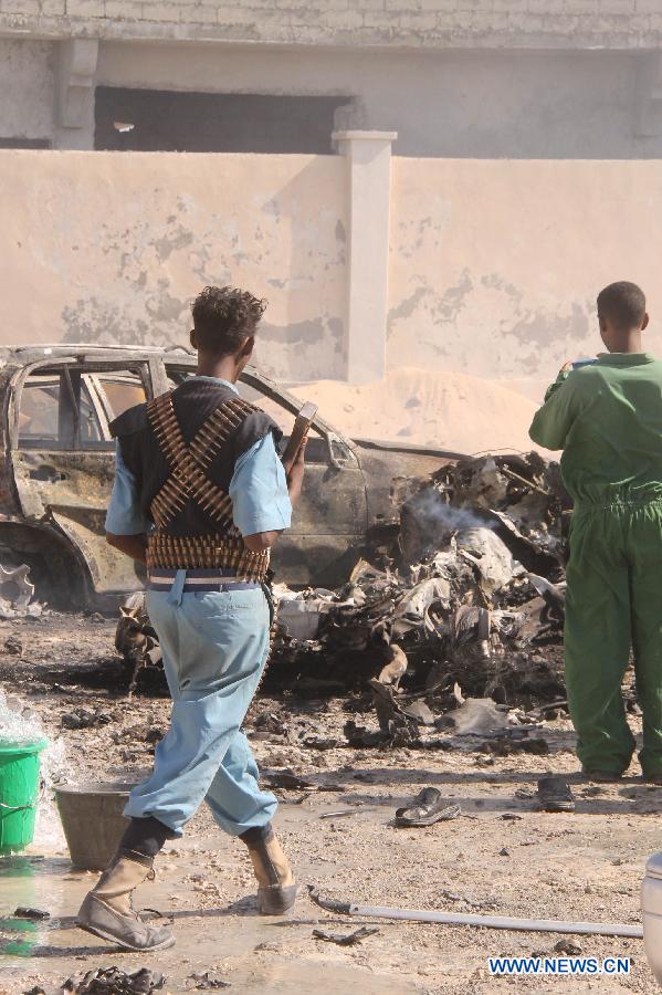 A Somali government soldier guards the scene of car bomb blast that targeted a popular beachfront restaurant in Mogadishu, Somalia, Feb. 16, 2013. 