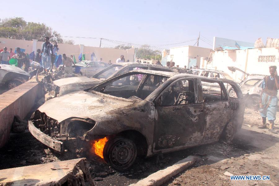 People gather at the scene of car bomb blast that targeted a popular beachfront restaurant in Mogadishu, Somalia, Feb. 16, 2013. 