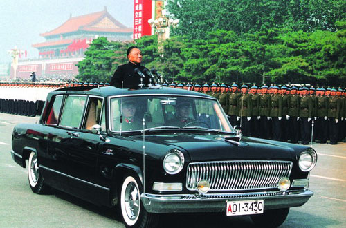 Late Chinese leader Deng Xiaoping travels in a Hongqi sedan to review troops at the 35th anniversay of the founding of the People's Republic of China on October 1, 1984. [Photo/Xinhua] 