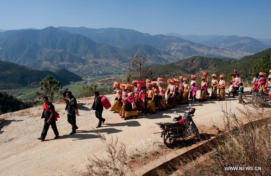 A Lisu wedding procession made up of members from the bride's side heads for the groom's home in Xinyu Village of Dechang County, southwest China's Sichuan Province, Feb. 15, 2013. 