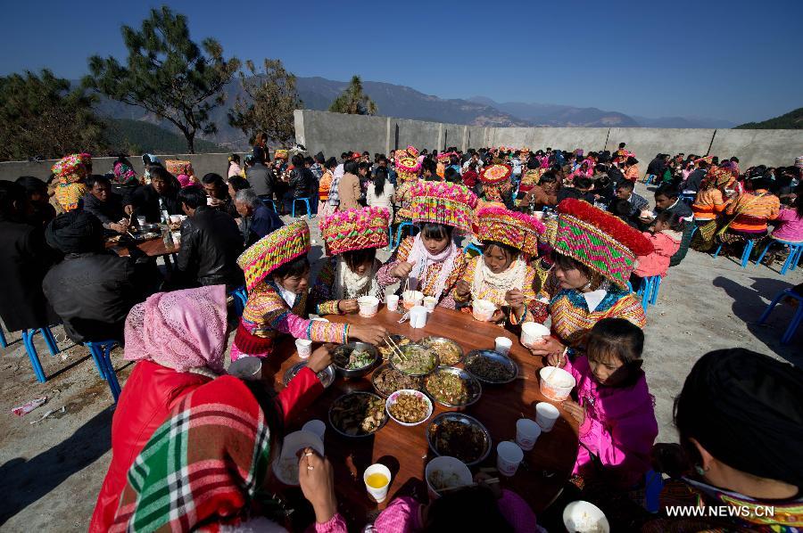 An outdoor wedding banquet of the Lisu ethnic group is held in Xinyu Village of Dechang County, southwest China's Sichuan Province, Feb. 15, 2013