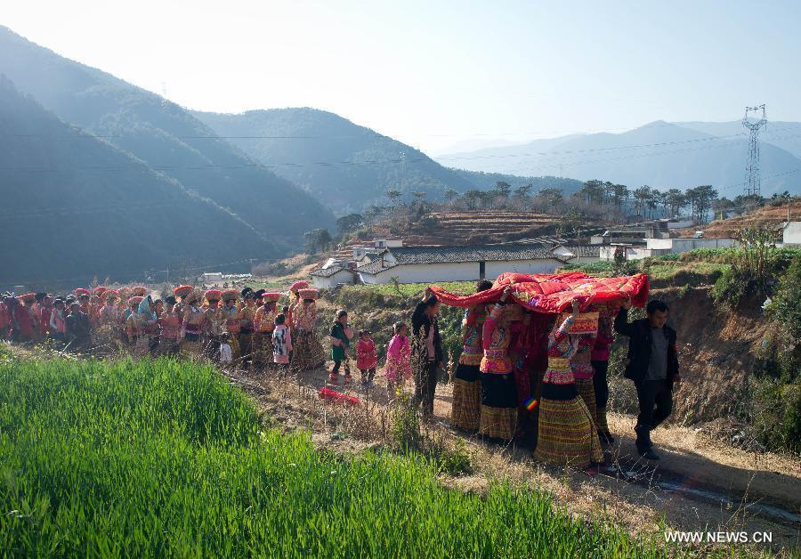 A Lisu wedding procession made up of members from the bride's side heads for the groom's home in Xinyu Village of Dechang County, southwest China's Sichuan Province, Feb. 15, 2013.