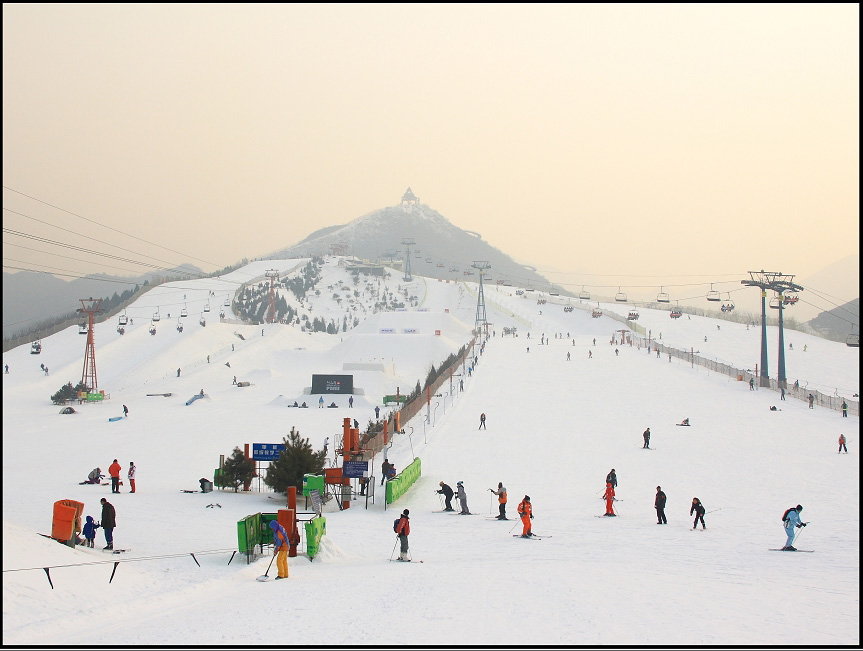 Covering an area of 4000 mu (267 hectares), Beijing Nanshan Ski Resort is an all-year-round Beijing holiday resort. With its beautiful panorama, the resort makes for a great place to ski in winter, enjoy the natural scenery in spring, play water games in summer, and pluck fruits in autumn. 