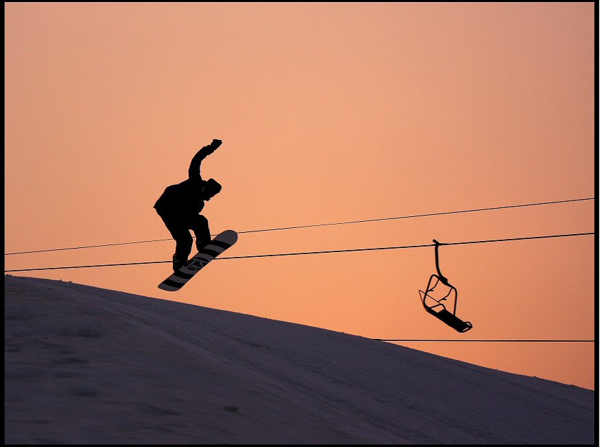 Covering an area of 4000 mu (267 hectares), Beijing Nanshan Ski Resort is an all-year-round Beijing holiday resort. With its beautiful panorama, the resort makes for a great place to ski in winter, enjoy the natural scenery in spring, play water games in summer, and pluck fruits in autumn. 