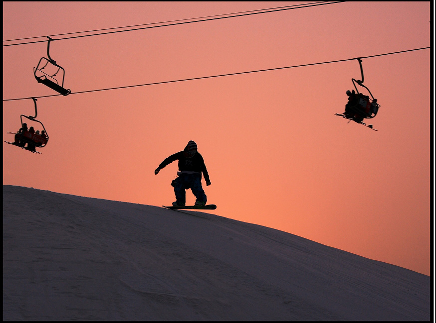 Covering an area of 4000 mu (267 hectares), Beijing Nanshan Ski Resort is an all-year-round Beijing holiday resort. With its beautiful panorama, the resort makes for a great place to ski in winter, enjoy the natural scenery in spring, play water games in summer, and pluck fruits in autumn. 