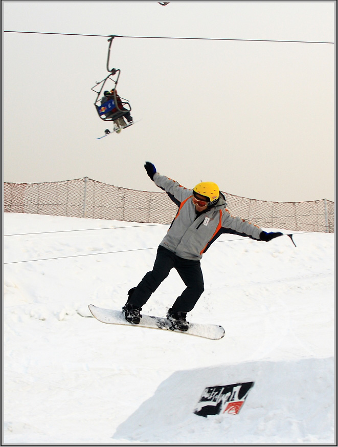 Covering an area of 4000 mu (267 hectares), Beijing Nanshan Ski Resort is an all-year-round Beijing holiday resort. With its beautiful panorama, the resort makes for a great place to ski in winter, enjoy the natural scenery in spring, play water games in summer, and pluck fruits in autumn. 