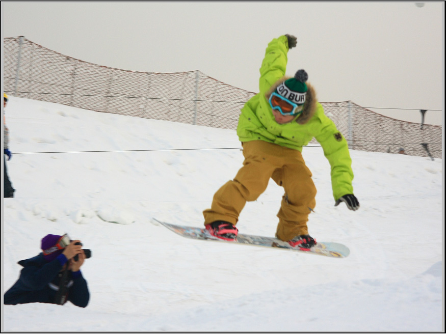 Covering an area of 4000 mu (267 hectares), Beijing Nanshan Ski Resort is an all-year-round Beijing holiday resort. With its beautiful panorama, the resort makes for a great place to ski in winter, enjoy the natural scenery in spring, play water games in summer, and pluck fruits in autumn. 