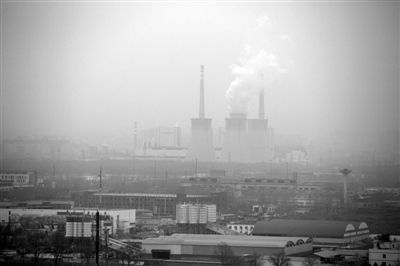 昨日上午，大雾笼罩京城，东五环内一家企业的烟囱正在向外排放废气。新京报记者 侯少卿 摄