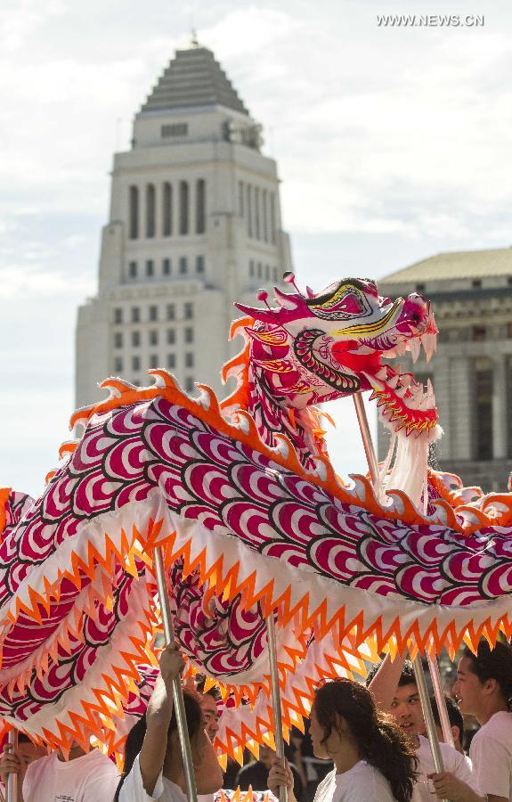 Dragon dancers perform during the 114th annual Chinese New Year 'Golden Dragon Parade' in the streets of Chinatown in Los Angeles, the United States, Feb. 16, 2013.