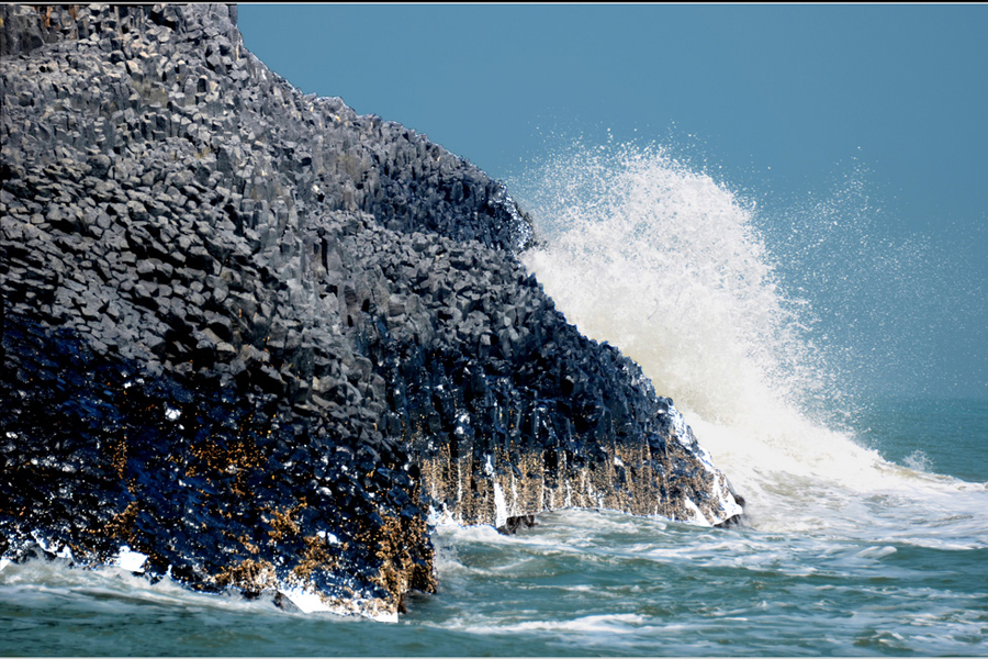 Located in Binhai, Qianting town, on the western bank of the Taiwan Strait, Fujian Province, the park is China's only coastal volcanic geological and geomorphic scenic area. It is also one of the first 11 national geoparks in the country.