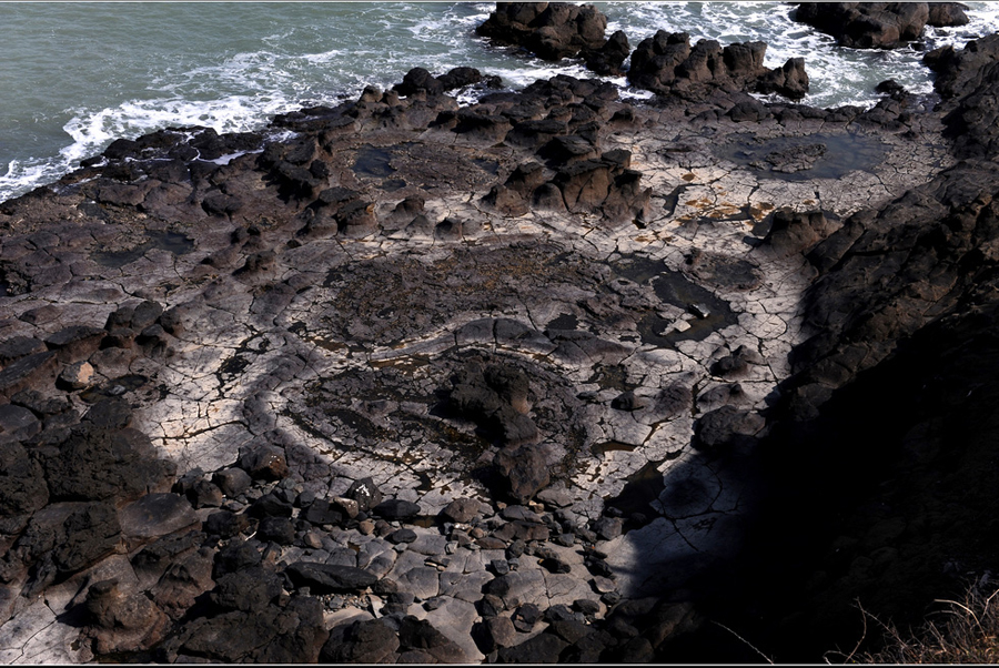 Located in Binhai, Qianting town, on the western bank of the Taiwan Strait, Fujian Province, the park is China's only coastal volcanic geological and geomorphic scenic area. It is also one of the first 11 national geoparks in the country.