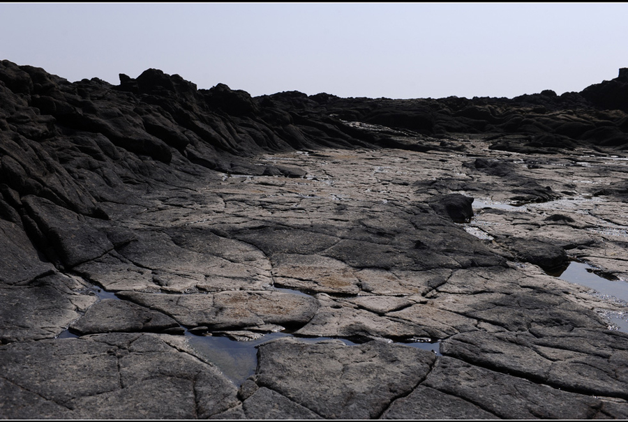 Located in Binhai, Qianting town, on the western bank of the Taiwan Strait, Fujian Province, the park is China's only coastal volcanic geological and geomorphic scenic area. It is also one of the first 11 national geoparks in the country.