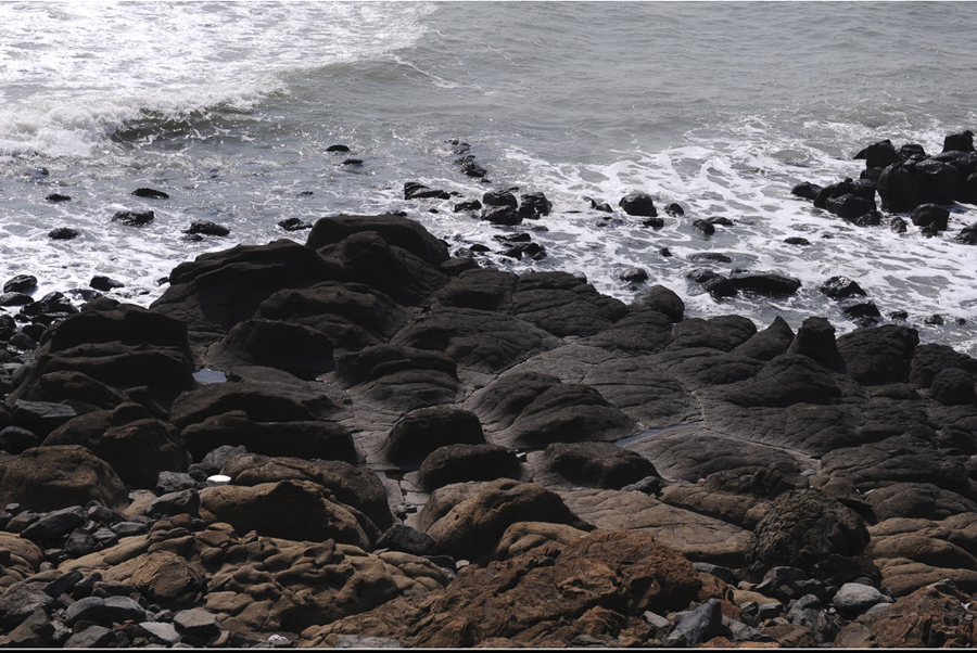 Located in Binhai, Qianting town, on the western bank of the Taiwan Strait, Fujian Province, the park is China's only coastal volcanic geological and geomorphic scenic area. It is also one of the first 11 national geoparks in the country.