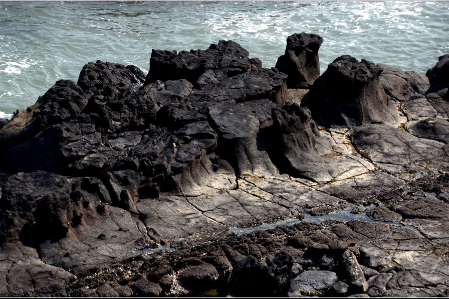 Located in Binhai, Qianting town, on the western bank of the Taiwan Strait, Fujian Province, the park is China's only coastal volcanic geological and geomorphic scenic area. It is also one of the first 11 national geoparks in the country.