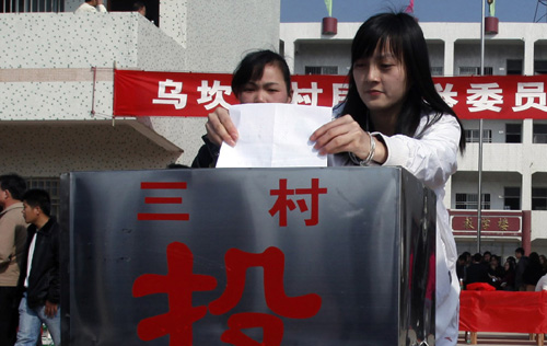 Villagers cast ballots on the Election Day in Wukan Village in Guangdong Province on February 1, 2012. [Guangming Daily]