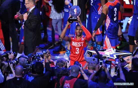 Chris Paul (C) of the Los Angeles Clippers and the Western Conference celebrates after winning MVP in the 2013 NBA All-Star game at the Toyota Center on Feb. 17, 2013 in Houston, the United States, Feb. 17, 2013. [Xinhua] 