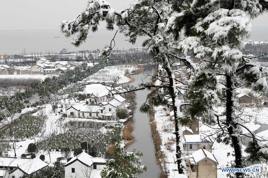 Photo taken on Feb. 19, 2013 shows the snow scene by the Yangtze River in Nantong, east China's Jiangsu Province, Feb. 19, 2013.