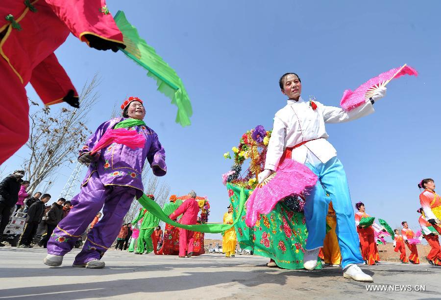 Villagers attend a Shehuo performance at Baiqiao Village in Zhongning County, northwest China's Ningxia Hui Autonomous Region, Feb. 19, 2013.