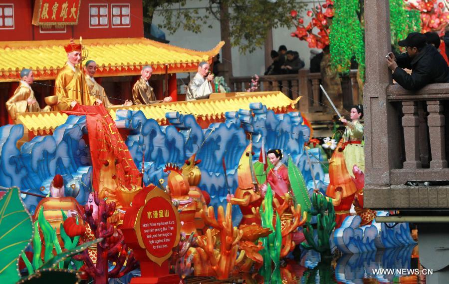 Visitors watch the lantern 'Shuimanjinshan' at the Yuyuan Garden in Shanghai, east China, Feb. 20, 2013.