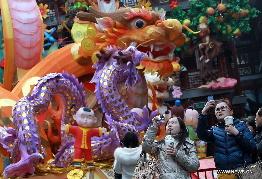 Visitors watch the lantern of snake at the Yuyuan Garden in Shanghai, east China, Feb. 20, 2013. 