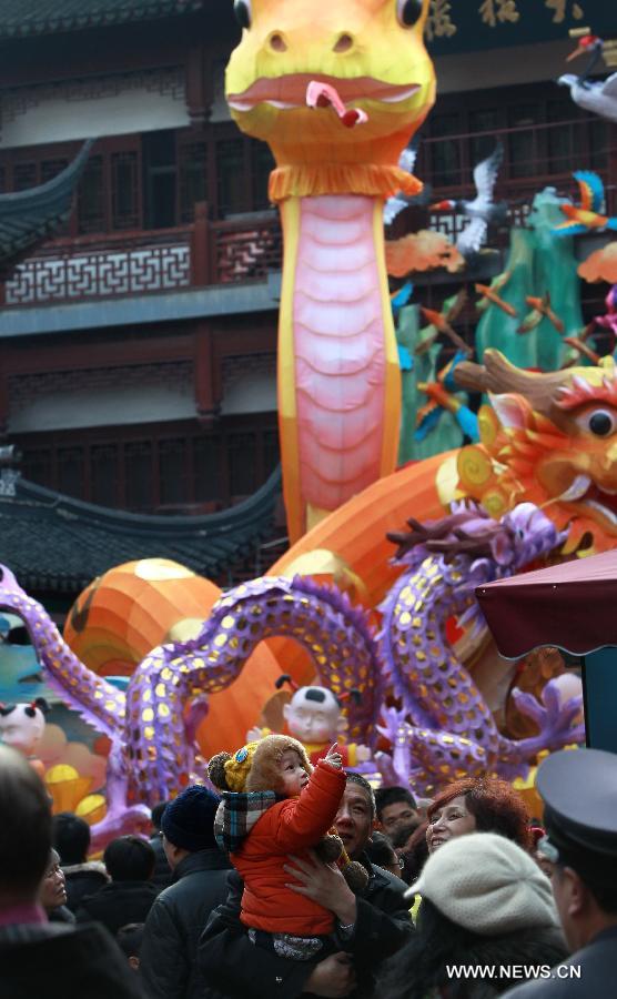 Visitors watch the lantern of snake at the Yuyuan Garden in Shanghai, east China, Feb. 20, 2013.