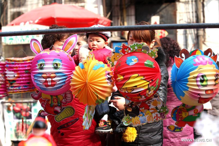 Customers choose lanterns at a market in Bozhou, east China's Anhui Province, Feb. 20, 2013. 