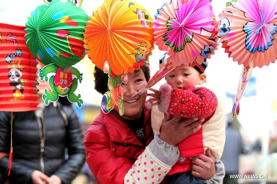 Customers choose lanterns at a market in Bozhou, east China's Anhui Province, Feb. 20, 2013. 