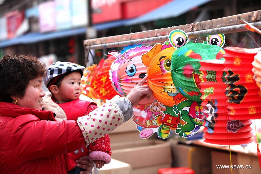 Customers choose lanterns at a market in Bozhou, east China's Anhui Province, Feb. 20, 2013. 