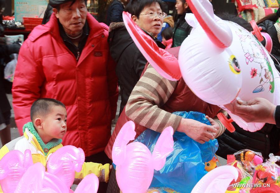 Residents buy lanterns at a market in Shanghai, east China, Feb. 20, 2013. 