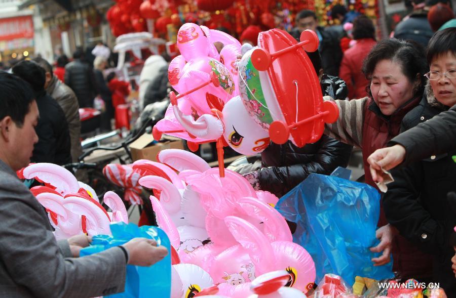 Residents buy lanterns at a market in Shanghai, east China, Feb. 20, 2013.