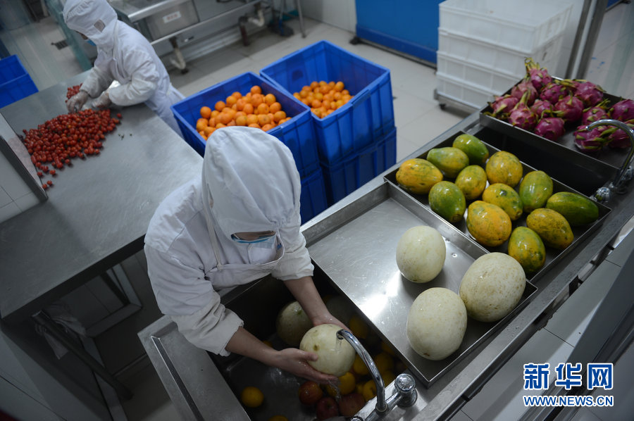 workers prepare airline food inside China Southern Airlines' Changchun in-flight food company, on Jan. 31, 2013. The company is capable of providing airline meals for more than 7,000 passengers every day during the Spring Festival travel peak. The whole procedure, from purchasing the raw materials to getting the prepared food onto the plane, takes at least six hours. [Xinhua]