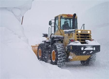 日本工作人员在清理积雪。