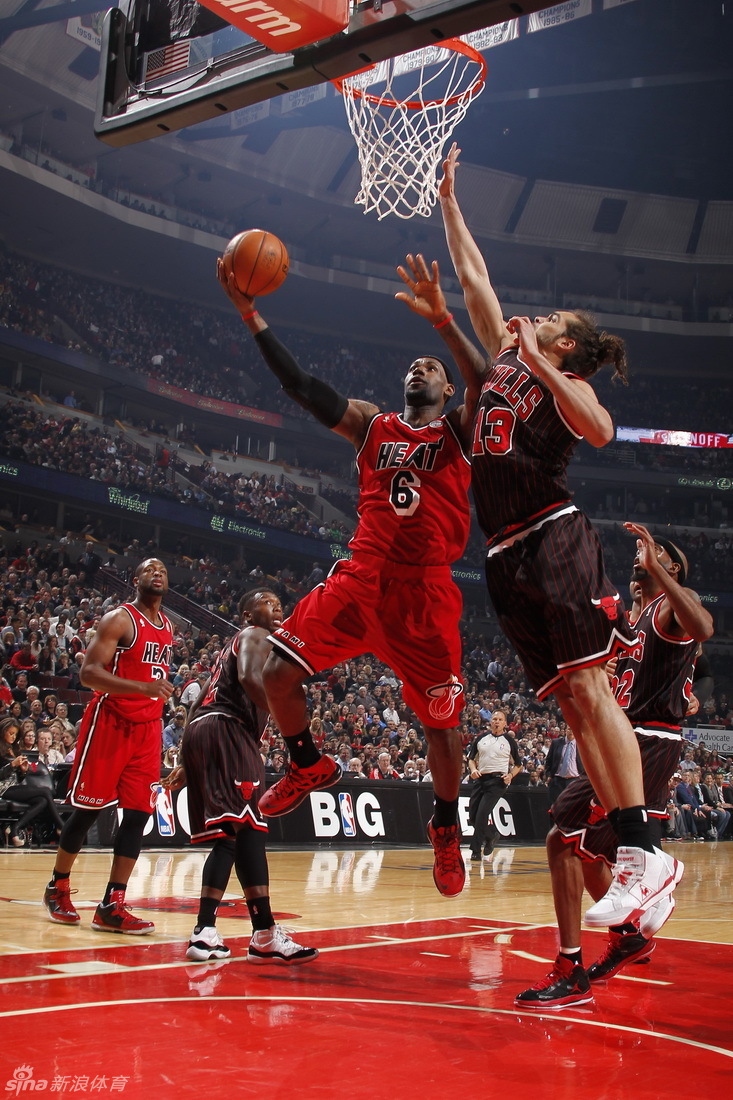 Joakim Noah tried to block LeBron James' shot in a NBA game between Miami Heat and Chicago Bulls on Feb.21, 2013.