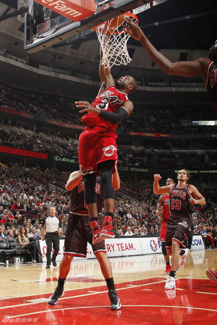 Dwyane Wde slamed dunk in a NBA game between Miami Heat and Chicago Bulls on Feb.21, 2013.