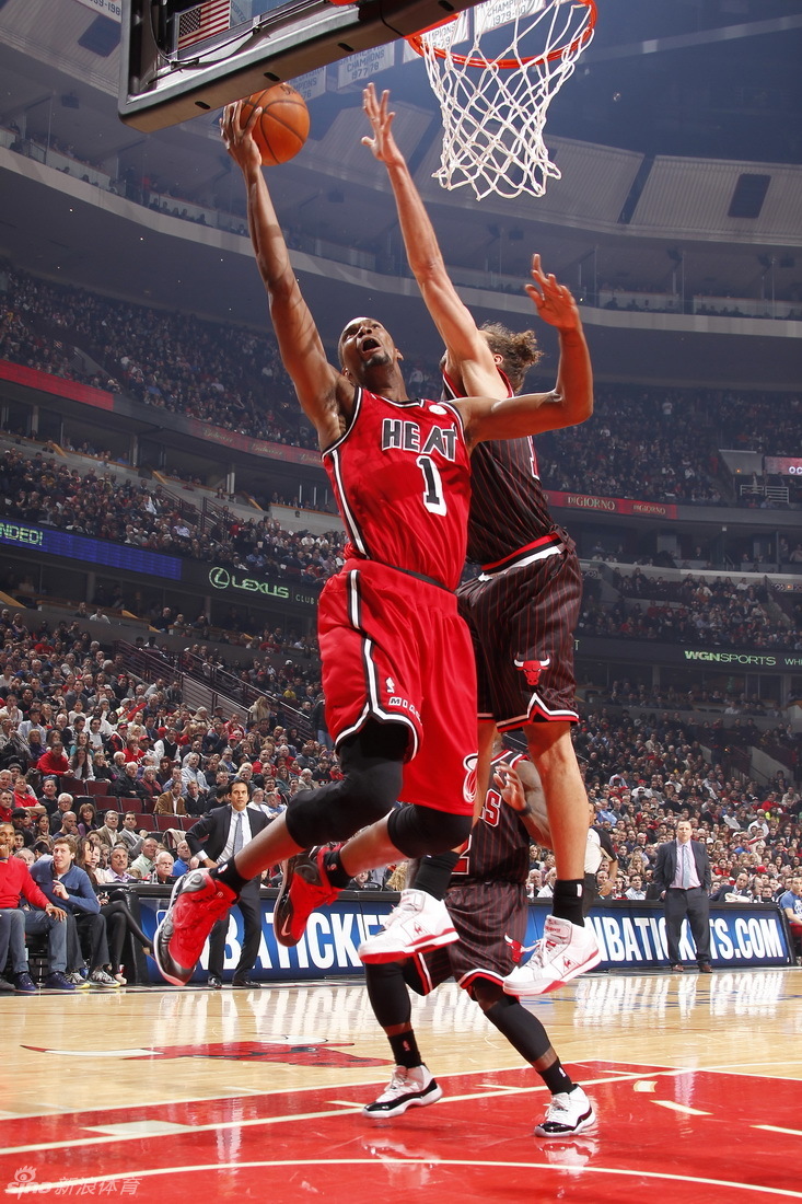  Joakim Noah blocked Chris Bosh's shot in a NBA game between Miami Heat and Chicago Bulls on Feb.21, 2013.