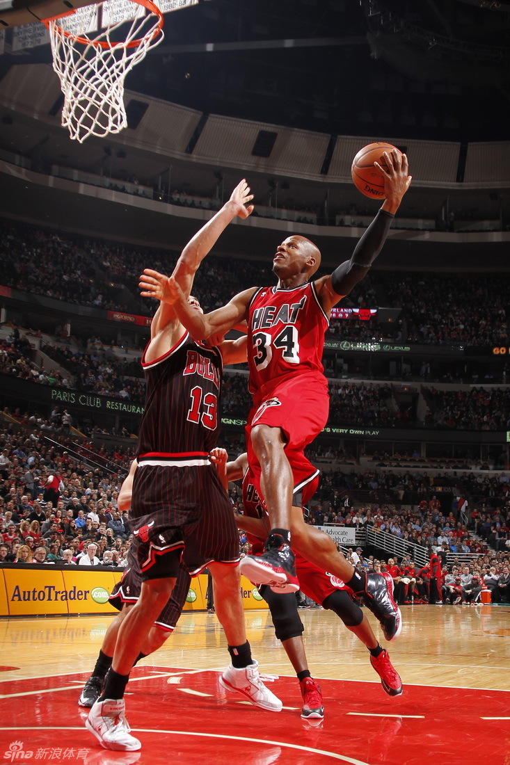  Ray Allen went up for a basket in a NBA game between Miami Heat and Chicago Bulls on Feb.21, 2013.