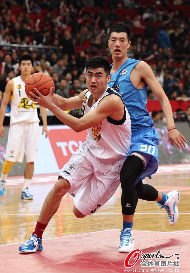  Gao Shang drives past Zhai Xiaochuan in CBA Rising Star Challenge on Feb.23, 2013.