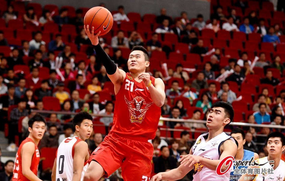 Xu Jiahan goes up for a basket in CBA Rising Star Challenge on Feb.23, 2013. 