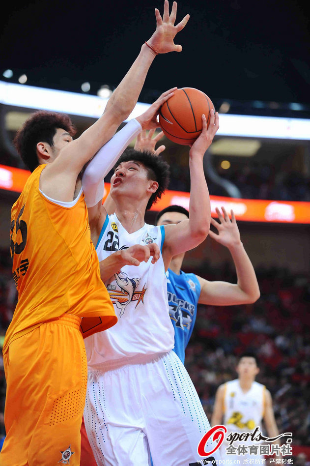  Ge Zhaobao blocks Wang Zhelin's shot in CBA Rising Star Challenge on Feb.23, 2013.