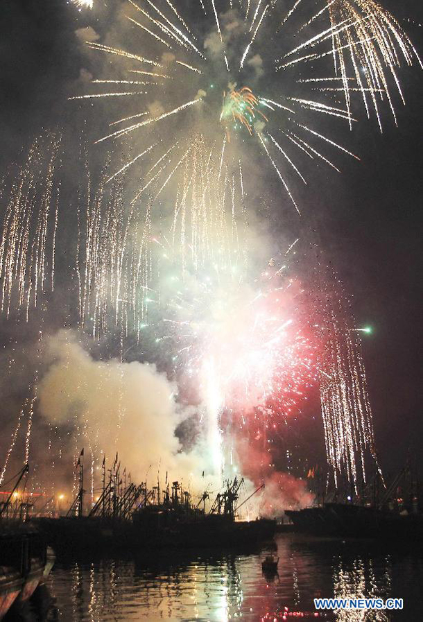 Fishermen set off fireworks at the Longwangtang Fishing Port in Dalian, northeast China&apos;s Liaoning Province, Feb. 23, 2013. More than a thousand fishermen gathering here on Saturday held a ceremony in which they set off fireworks, set up sacrifices and sent out sea lanterns to wish for a good fishing year. 