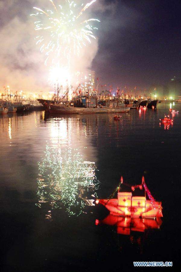 Fishermen set off fireworks at the Longwangtang Fishing Port in Dalian, northeast China&apos;s Liaoning Province, Feb. 23, 2013. More than a thousand fishermen gathering here on Saturday held a ceremony in which they set off fireworks, set up sacrifices and sent out sea lanterns to wish for a good fishing year.