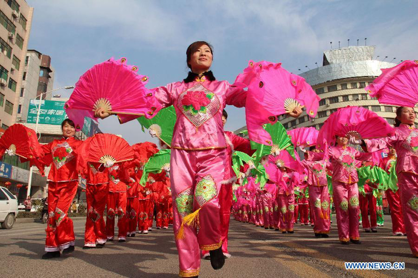 Yangge dancers perform during a Lantern Festival parade in Shiyan, central China&apos;s Hubei Province, Feb. 23, 2013. Lantern Festival falls on Feb. 24 this year. 