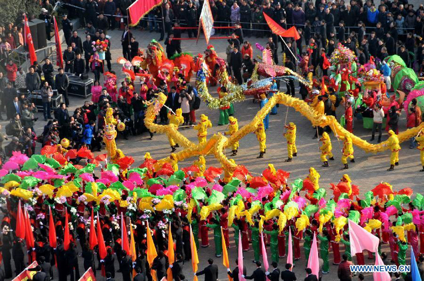 A dragon dance team performs during a Lantern Festival parade in Shiyan, central China&apos;s Hubei Province, Feb. 23, 2013. Lantern Festival falls on Feb. 24 this year.