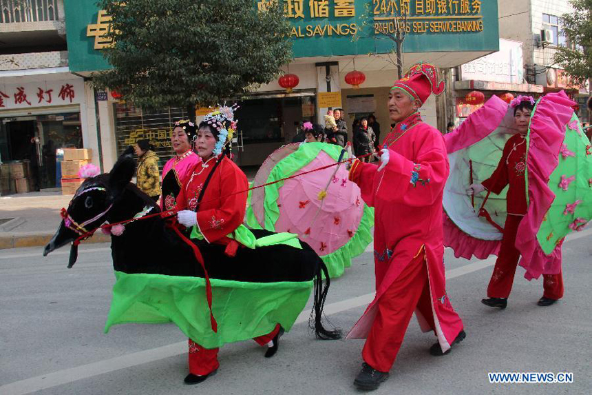 Dancers perform during a Lantern Festival parade in Shiyan, central China&apos;s Hubei Province, Feb. 23, 2013. Lantern Festival falls on Feb. 24 this year. 