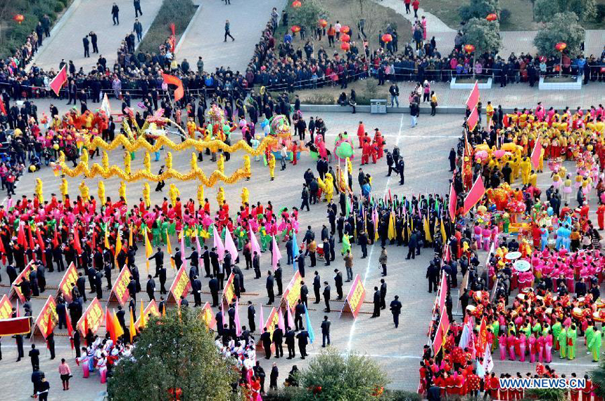 Performers get ready for a Lantern Festival parade in Shiyan, central China&apos;s Hubei Province, Feb. 23, 2013. Lantern Festival falls on Feb. 24 this year. 