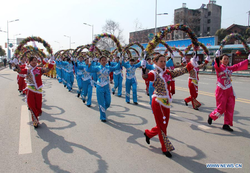 Dancers perform during a Lantern Festival parade in Shiyan, central China&apos;s Hubei Province, Feb. 23, 2013. Lantern Festival falls on Feb. 24 this year.