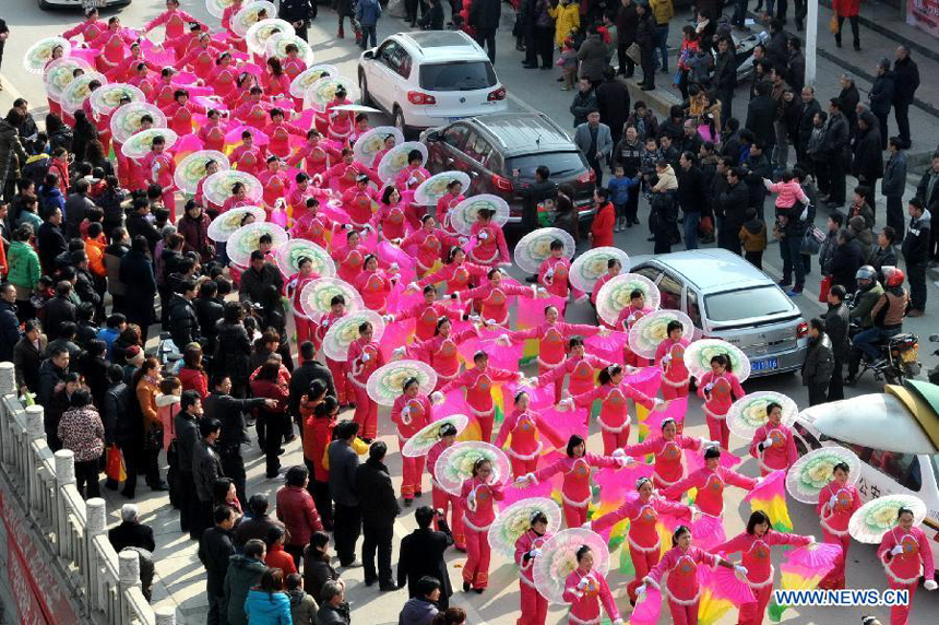 Dancers perform during a Lantern Festival parade in Shiyan, central China&apos;s Hubei Province, Feb. 23, 2013. Lantern Festival falls on Feb. 24 this year. 