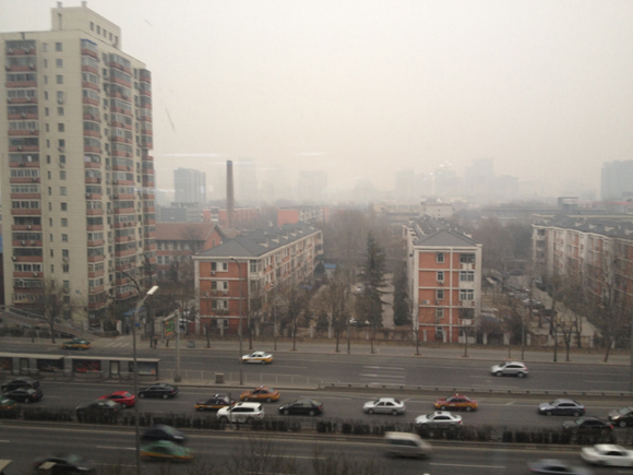 Heavy smog covers Beijing on Feb. 24, the Lantern Festival. [China.org.cn]