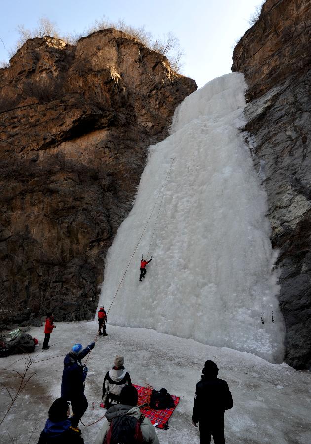 #CHINA-BEIJING-FROZEN WATERFALL (CN)