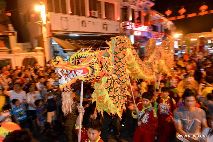 Malaysians perform dragon dance to celebrate the traditional Chinese Lantern Festival in Malacca, Malaysia, on Feb. 24, 2013. 